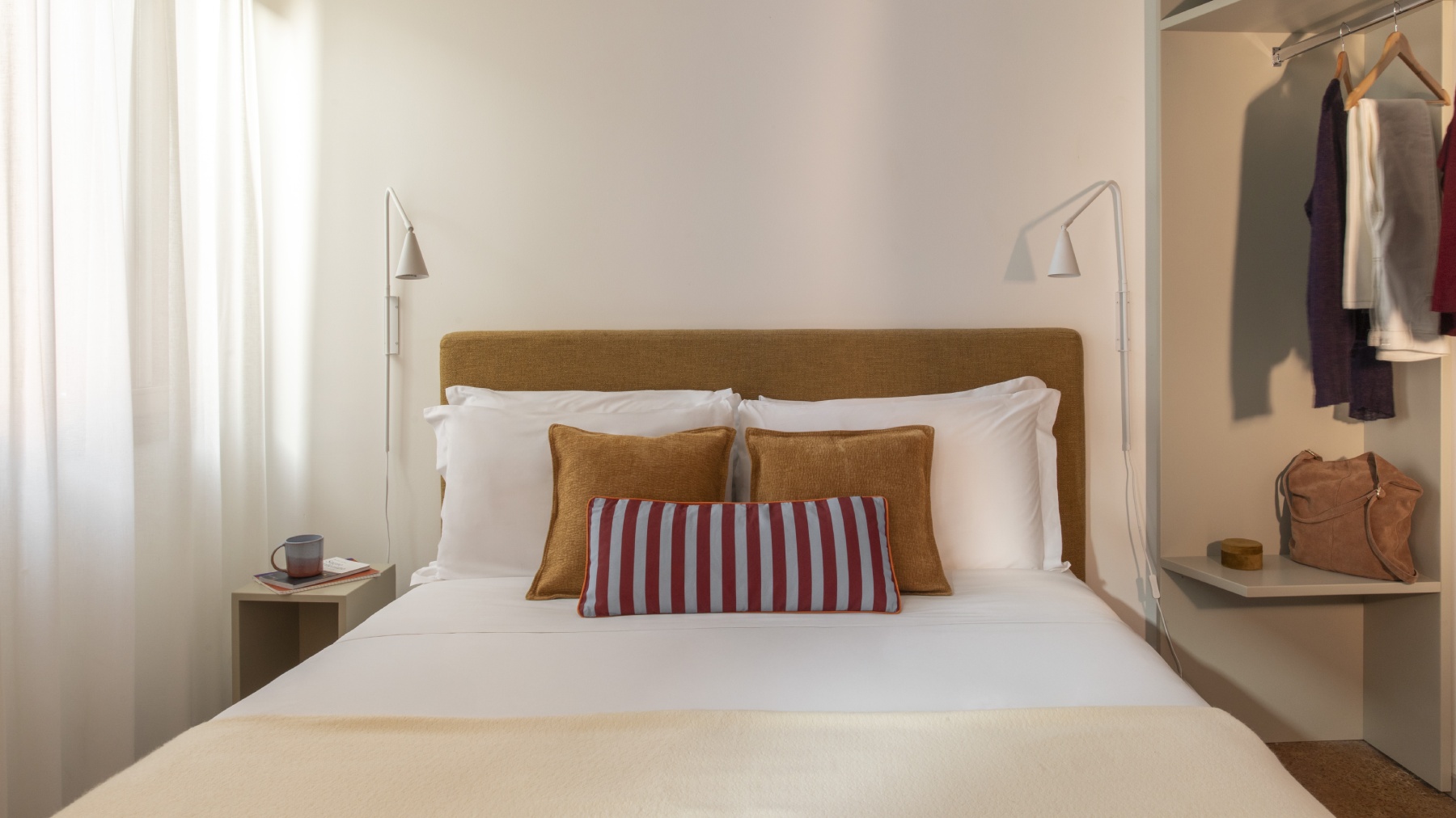 Dettaglio letto matrimoniale in camera Standard con cuscini color ocra e lampade da lettura - Ca' La Stampa, BZAR hotels a Venezia