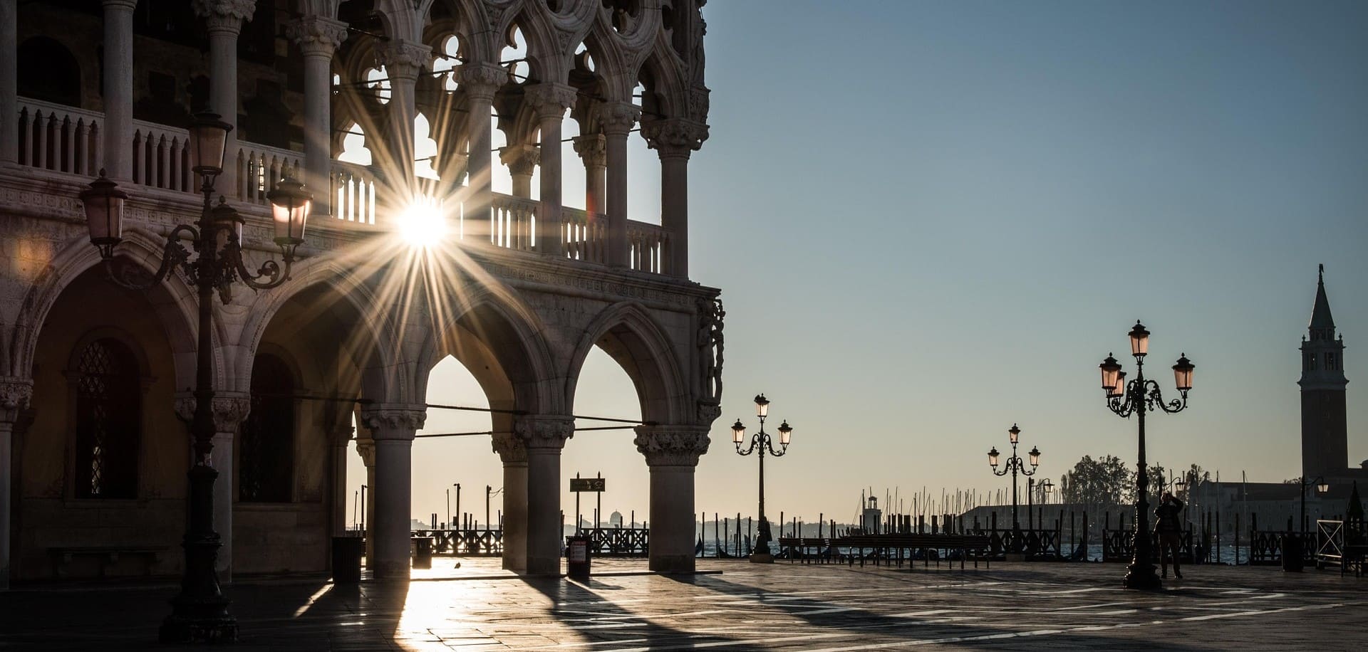 Vista panoramica di una piazza veneziana con architettura storica - Ca' La Stampa, BZAR hotels a Venezia