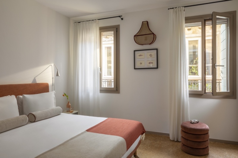 Bright Superior room in Venice with double bed, orange headboard, design ottoman, and city view - Ca' La Stampa, BZAR hotels in Venice
